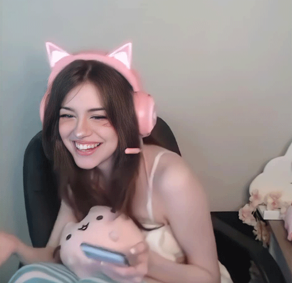 Hannah Owo戴粉色猫耳朵